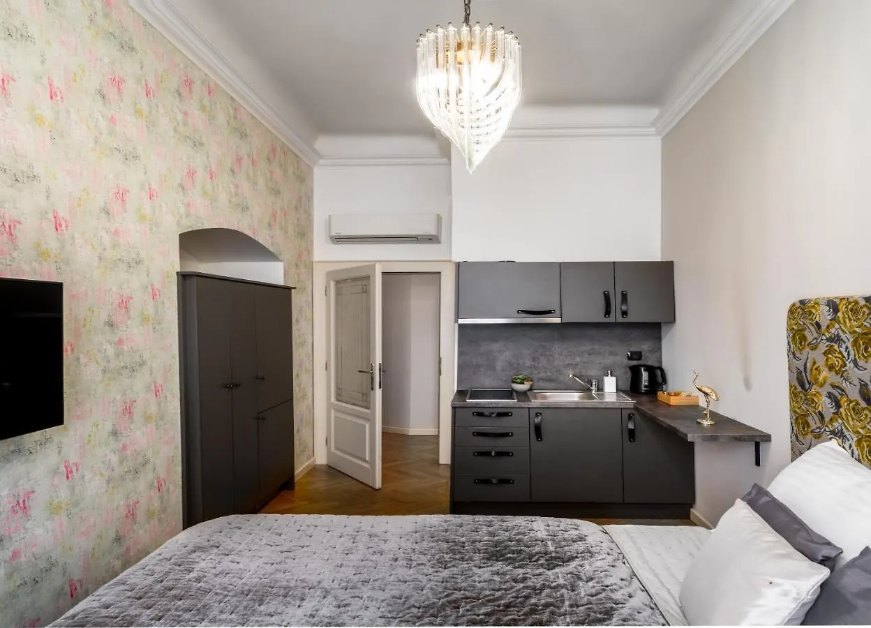 Chateau 9 Apartments By Adrez Prag