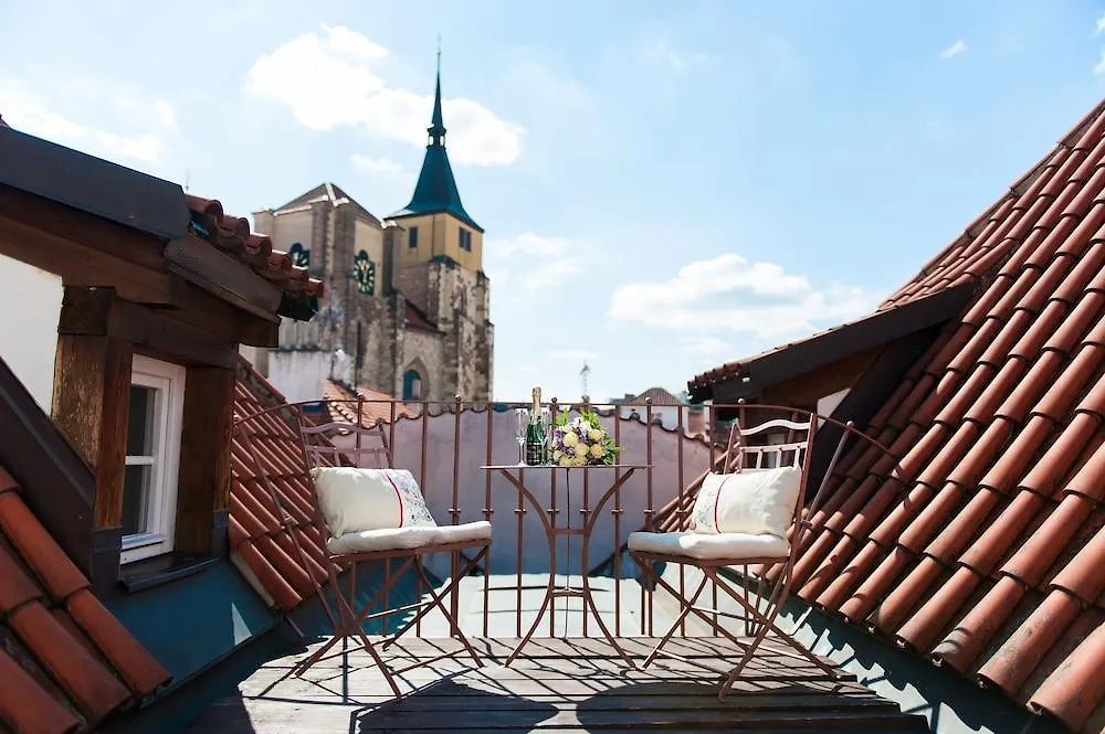 Chateau 9 Apartments By Adrez Prag